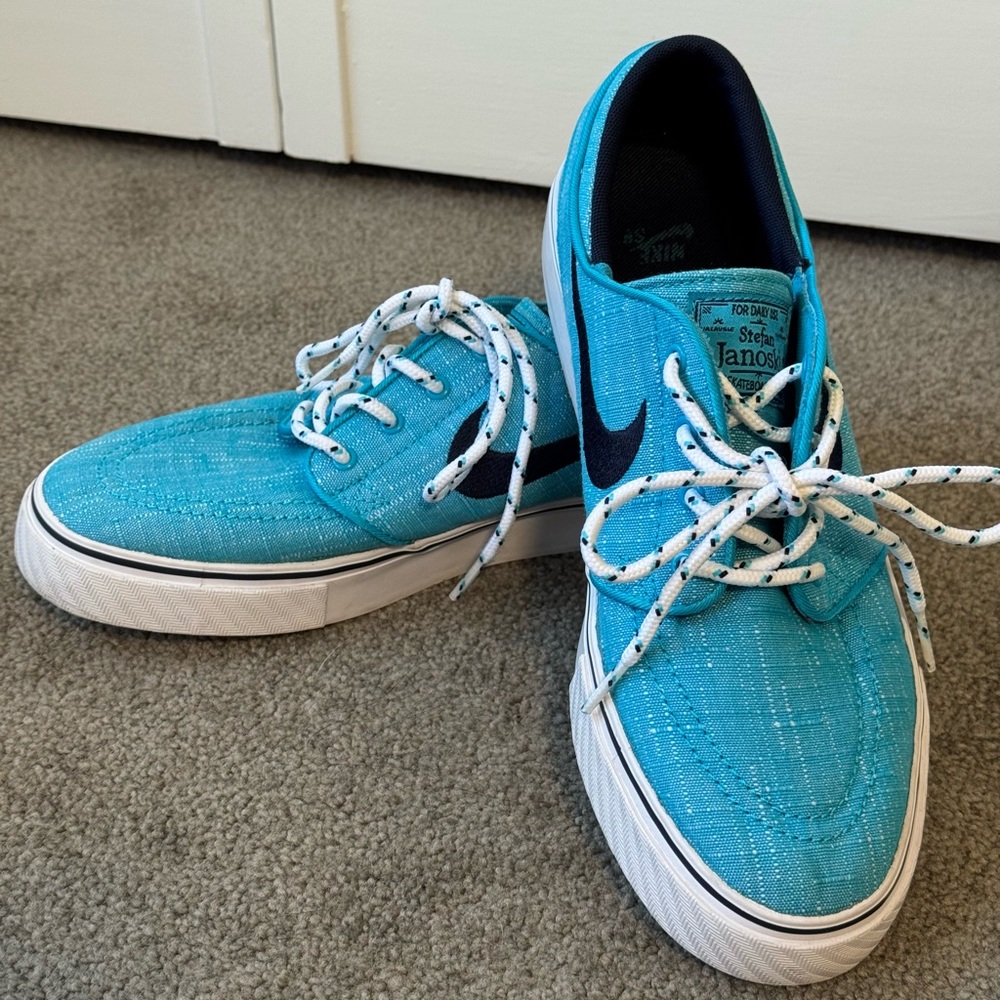 Nike Youth 7 (8.5 women’s) Turquoise Blue Skate Shoes